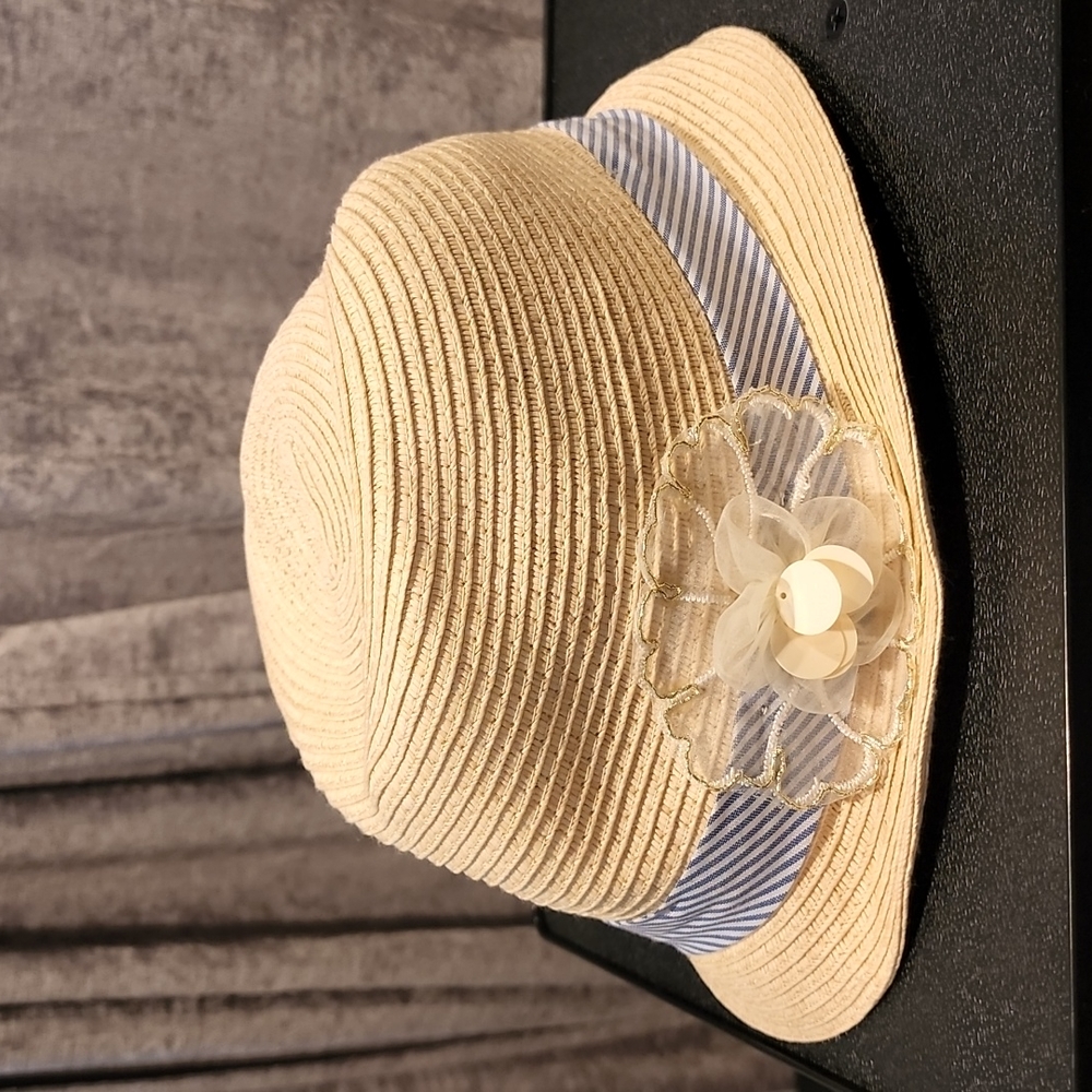 Girls size M 7-8 fedora hat. Sharp. Blue white striped band w white flower.